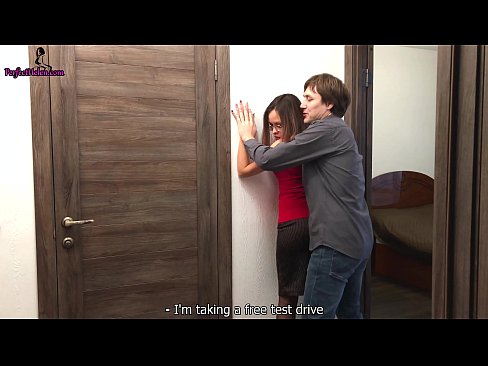 ❤️ सेक्सी रियाल्टर तिची अपार्टमेंट विकताना तिच्या मांजरीला कामुकतेने धक्का देतो आणि चुदतो - क्रेम्पाई ❤️  लिंग  ❌